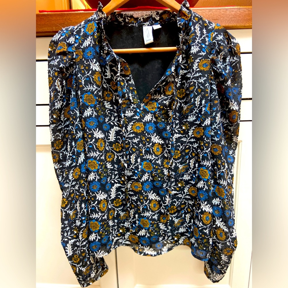 Gorgeous Joie black background floral blouse size XS Excellent Condition!